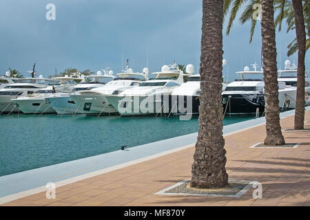 PUERTO PORTALS, MALLORCA, SPANIEN - 24 April 2018: Luxus Yachten im Yachthafen von Puerto Portals an einem bewölkten Tag günstig am 24. April 2018 in Mallorc Stockfoto