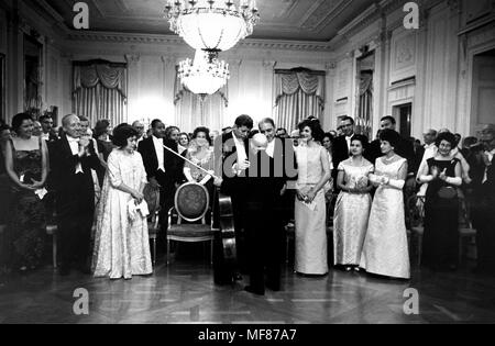 ST-61--273-3 13 November 1961 Präsident Kennedy grüßt Pablo Casals nach seinem Konzert im East Room des Weißen Hauses, 13. November 1961, nach dem Abendessen für reg. Munoz-Marin von Puerto Rico. Bitte credit' Cecil Stoughton, White House/John Fitzgerald Kennedy Library, Boston". Stockfoto