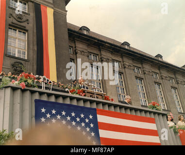 26. Juni 1963 Berlin, Deutschland Präsident Kennedy Adressen der versammelten Menge an die Rudolph Wilde Platz. US Army Signal Corps Foto von PFC-Wolf, 69th Signal Co, in der. John F. Kennedy Library, Boston. Stockfoto