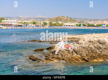 Fischer auf der Insel in der Nähe der Küste. Kurort Faliraki. Die Insel Rhodos. Griechenland Stockfoto