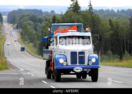 Klassische Scania L 50 S 48 Jahr 1968 über Scenic Highway im Sommer in Ikaalinen, Finnland - 10 August 2017. Stockfoto