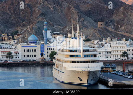 Al sagte. Al sagte ist eine luxusyacht von Sultan Qaboos von Oman gehört. Al sagte ist eine Luxusyacht im Besitz des Sultan Qaboos von Oman. Stockfoto