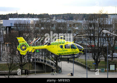 FinnHEMS medizinischen Hubschrauber hebt ab Salo Marktplatz am Abend in Salo, Finnland - 22 April, 2018. Stockfoto