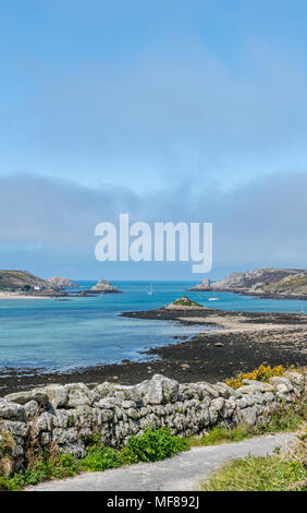 Tresco Kanal und Cromwells Schloss von der Westseite der Straße auf Carn in der Nähe von Tresco, Isles of Scilly Stockfoto