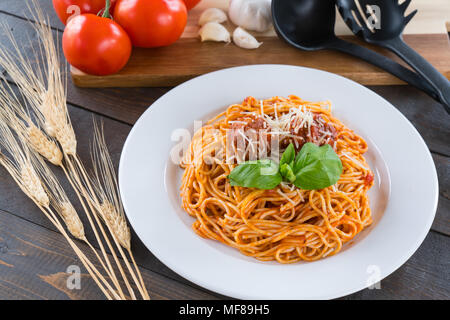 Teller Spaghetti mit Tomatensauce, Frikadellen und Basilikum Stockfoto