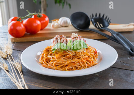 Teller Spaghetti mit Tomatensauce, Frikadellen und Basilikum Stockfoto