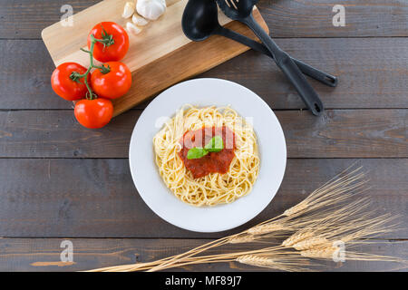 Teller Spaghetti mit Tomatensauce und Basilikum Stockfoto