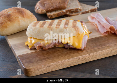 Gegrillter Schinken und Käse Panini Sandwich auf Ciabatta Roll Stockfoto