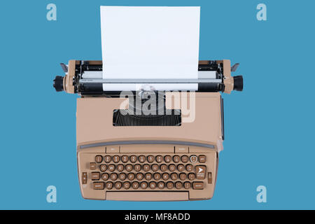 Alte Vintage Schreibmaschine mit Papier auf einem blauen Hintergrund Stockfoto