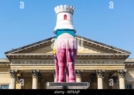 Elephant & Castle Symbol von hinten mit Giebel und den Namen der Metropolitan Tabernacle im Hintergrund gesehen. Stockfoto