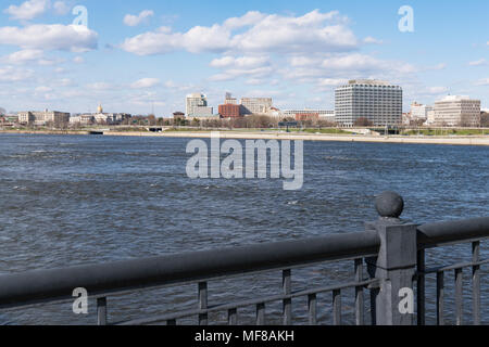 TRENTON, NJ - April 5, 2018: Skyline und Capitol Building von Trenton, New Jersey über den Delaware River Stockfoto