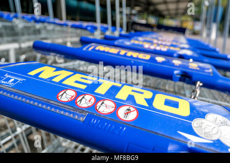 Metro Einkaufswagen von Wanzl. Metro Cash & Carry ist der größte Umsatz Aufteilung des deutschen Handels- und Einzelhandelskette Metro AG. Stockfoto