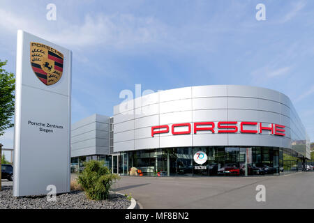 Porsche Zentrum Siegen. Porsche ist ein deutscher Automobilhersteller, spezialisiert auf high-performance Sports Cars, SUVs und Limousinen. Stockfoto