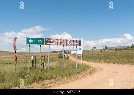 OLIVIERSHOEK PASS, SÜDAFRIKA - 14. MÄRZ 2018: Abzweigung nach Kaalvoet Vrou Denkmal an Retief Pass in der Provinz Stockfoto