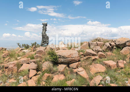 RETIEF PASS, SÜDAFRIKA - 14. MÄRZ 2018: Denkmal der Kaalvoet Vrou (barfuß Frau), wo die Voortrekkers die Drakensberge in Natal herab Stockfoto