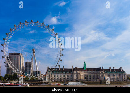 LONDON, Großbritannien - 28 August, 2017 - Blick auf das London Eye und Umgebung von Westminster Millennium Pier. Stockfoto