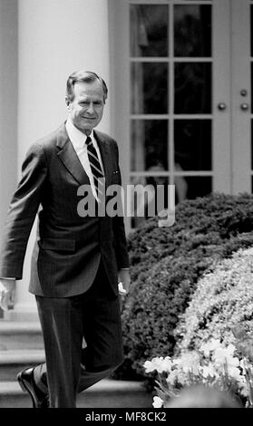 Washington, DC., USA, 28. April 1989 Präsident George H.W. Bush geht in den Rosengarten die Unterzeichnung des Executive Order auf historisch schwarze Hochschulen und Universitäten Zeremonie zu sorgen Stockfoto