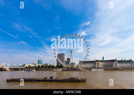 LONDON, Großbritannien - 28 August, 2017 - Blick auf das London Eye und Umgebung von Westminster Millennium Pier. Stockfoto