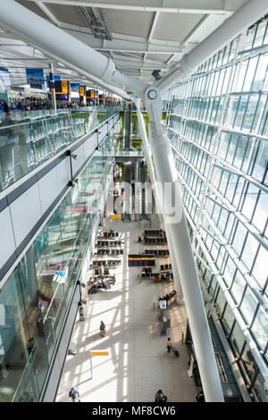 LONDON, Großbritannien - 28 August, 2017 - Abflughalle am Flughafen Heathrow, einer von sechs internationalen Flughäfen in Greater London. Stockfoto