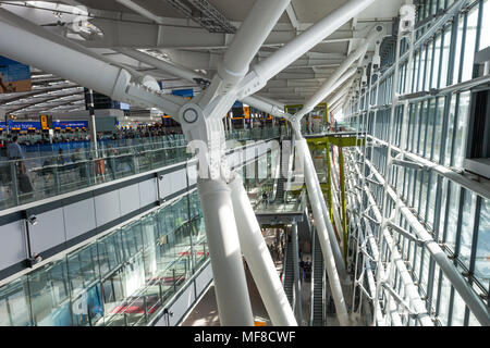 LONDON, Großbritannien - 28 August, 2017 - Abflughalle am Flughafen Heathrow, einer von sechs internationalen Flughäfen in Greater London. Stockfoto