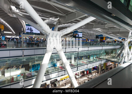 LONDON, Großbritannien - 28 August, 2017 - Abflughalle am Flughafen Heathrow, einer von sechs internationalen Flughäfen in Greater London. Stockfoto