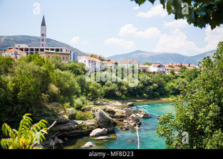 Ein Blick auf den Fluss Neretva Mostar in Bosnien und Herzegowina Stockfoto