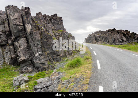 Felsigen Klippen an der Küste der Barentssee, Varangerhalvoya Nationalpark, Varanger Halbinsel, Finnmark, Norwegen Stockfoto