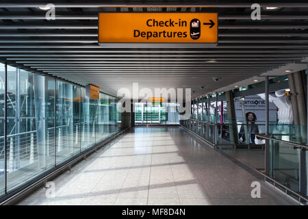 LONDON, Großbritannien - 28 August, 2017 - Abflughalle am Flughafen Heathrow, einer von sechs internationalen Flughäfen in Greater London. Stockfoto