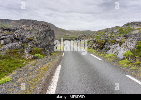 Felsigen Klippen an der Küste der Barentssee, Varangerhalvoya Nationalpark, Varanger Halbinsel, Finnmark, Norwegen Stockfoto