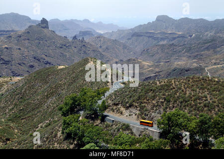 Blick vom Cruz De Tejeda auf die Berge und den heiligen Felsen Roque Bentayga (links), Gran Canaria, Kanarische Inseln, Spanien Stockfoto