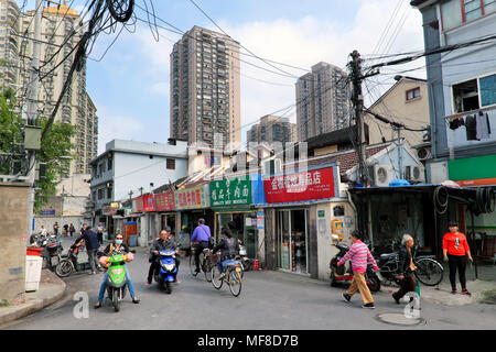 Teil des alten Shanghai mit neueren Tower Blocks im Hintergrund, Shanghai, China Stockfoto