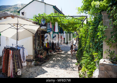 Touristische Souvenirläden in einer Kopfsteinpflasterstraße in Mostar, Bosnien und Herzegowina Stockfoto