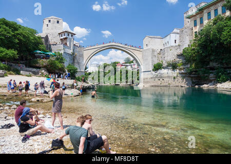 Stari Most, der Alten Brücke von den Ufern des Flusses Neretva in Mostar, Bosnien und Herzegowina Stockfoto