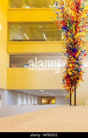 SAN ANTONIO, Texas - MATCH 26, 2018 - San Antonio zentrale Bibliothek Lobby mit Glas Skulptur "Fiesta Turm' entworfen, die von Dale Chihuly Stockfoto