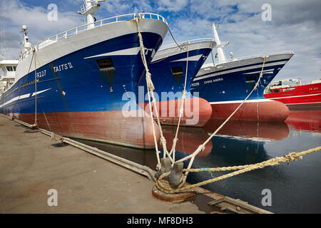 Taits 11, Herausforderung, Chris Andra und tugendhaft pelagischen Fischereifahrzeugen, bei Fraserburgh Hafen. Besonders mit den Wulstbug design Stockfoto