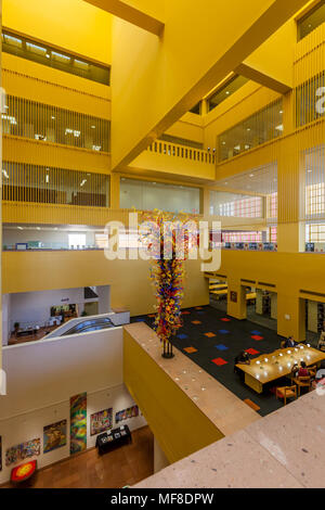 SAN ANTONIO, Texas - MATCH 26, 2018 - San Antonio zentrale Bibliothek Lobby mit Glas Skulptur "Fiesta Turm' entworfen, die von Dale Chihuly Stockfoto