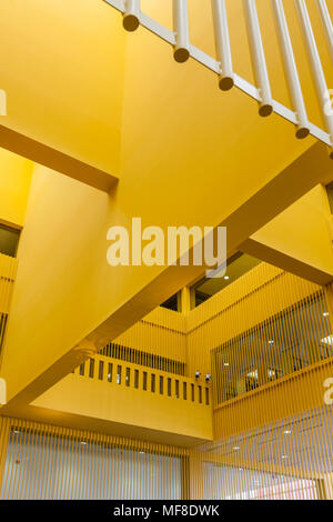 SAN ANTONIO, Texas - MATCH 26, 2018 - San Antonio zentrale Bibliothek Lobby mit Glas Skulptur "Fiesta Turm' entworfen, die von Dale Chihuly Stockfoto