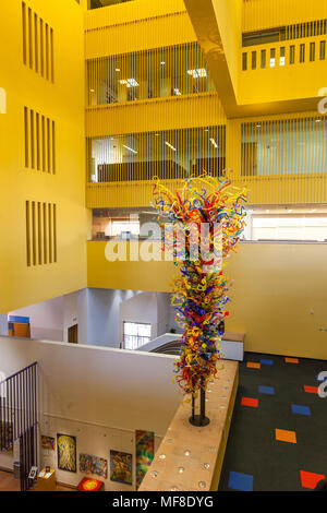 SAN ANTONIO, Texas - MATCH 26, 2018 - San Antonio zentrale Bibliothek Lobby mit Glas Skulptur "Fiesta Turm' entworfen, die von Dale Chihuly Stockfoto