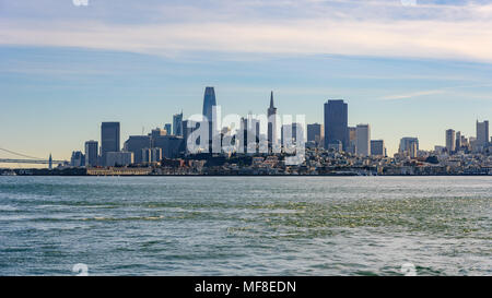 Die San Francisco Skyline in der Dämmerung im Herbst Stockfoto