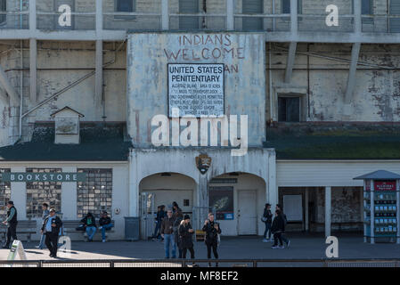 Die Alcatraz Besucherzentrum mit Indern Willkommen Graffiti Stockfoto