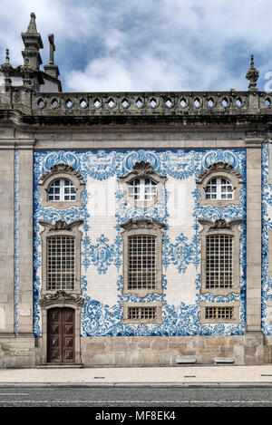 Traditionelle portugiesische Azulejo Kacheln auf Carmo Kirche außen in Porto, Portugal Stockfoto