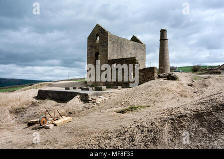 Cononley Mine, in der Nähe von Skipton, North Yorkshire. Historische C 19 Mine mit klassischen Engine House, Schornstein und verdorbenen Haufen. Stockfoto