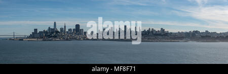 Ein Blick auf die San Francisco Skyline von der Bucht gesehen Stockfoto