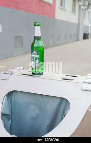 Grünes Bier Glas Flasche stehend auf einem Mülleimer, Köln, Lindenthal, Deutschland Stockfoto