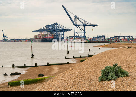 Ipswich, Suffolk, England, Großbritannien - 28 Mai, 2017: Der Hafen von Felixstowe mit einigen Kräne, Container und ein Containerschiff Stockfoto