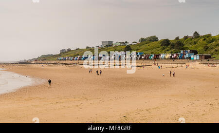 Walton-on-the-Naze, Essex, England, Großbritannien - 29 Mai 2017: Strand Hütten im Southcliff Promenade mit Menschen am Strand Stockfoto