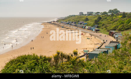 Walton-on-the-Naze, Essex, England, Großbritannien - 29 Mai 2017: Strand Hütten im Southcliff Promenade mit Menschen am Strand Stockfoto