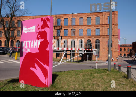 Lodz Polen Eingang der Manufaktura Shopping und Kunst mit der MS2 Kunst gellery im Hintergrund Stockfoto