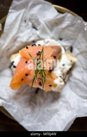 Geräucherter Lachs Canape mit Frischkäse, frischer Dill und schwarzem Sesam. Finger Food. Stockfoto