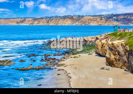 Sonnig am späten Nachmittag an der beliebten malerischen Küstenstadt La Jolla Cove Beach in San Diego, Kalifornien. Stockfoto